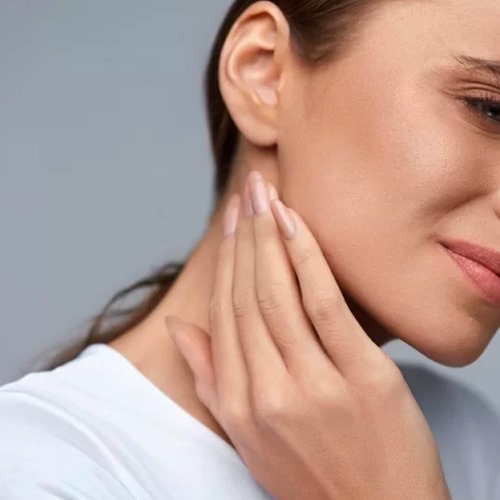 caroço visível na garganta
